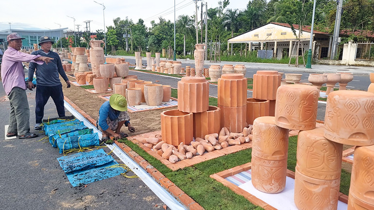 Nhiều công nhân đang khẩn trương hoàn thiện công trình.