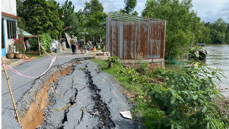 Một đoạn sạt lở đường nhựa tuyến đường Nguyễn Thị Nhỏ ở xã Long Phước, huyện Long Hồ, tỉnh Vĩnh Long.