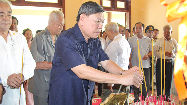 Phó Chủ nhiệm Thường trực Ủy ban kiểm tra Trung ương Trần Văn Rón dâng hương tại lễ kỷ niệm.