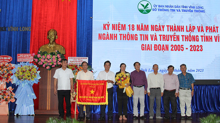 Sở Thông tin và Truyền thông tỉnh Vĩnh Long đón nhận Cờ thi đua.