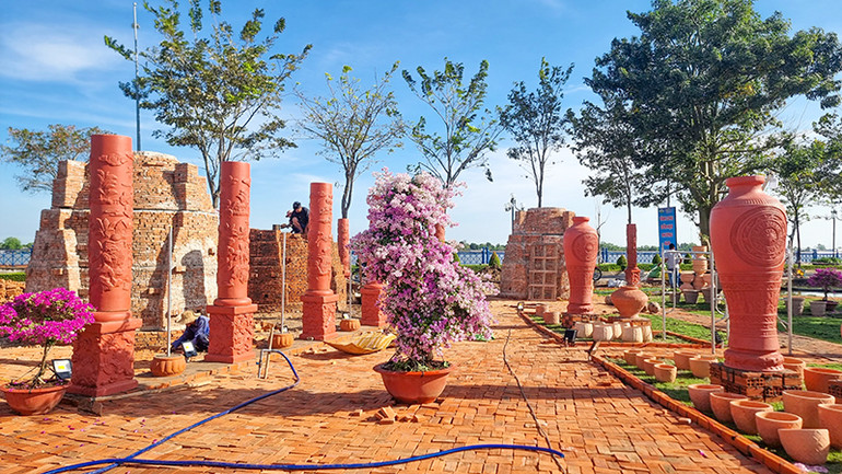 Một góc Công viên nghệ thuật gốm đỏ Vĩnh Long.