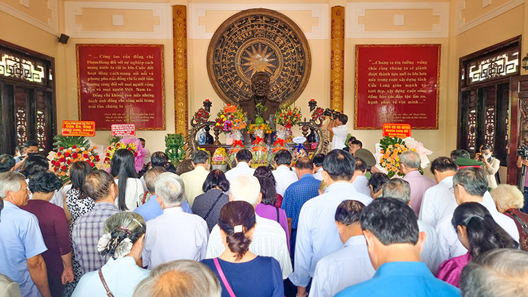 Các đại biểu mặc niệm Chủ tịch Hội đồng Bộ trưởng Phạm Hùng.