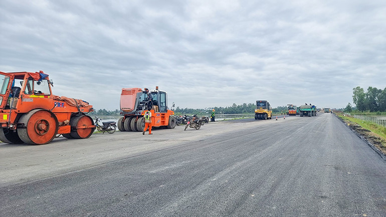Nhiều đoạn trên cao tốc Mỹ Thuận - Cần Thơ đã được thảm nhựa.