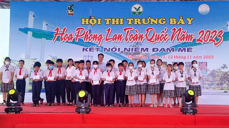 Ban Tổ chức trao học bổng cho các em học sinh có hoàn cảnh khó khăn.