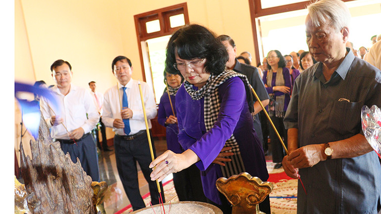 Nguyên Phó Chủ tịch nước Đặng Thị Ngọc Thịnh dâng hương tưởng nhớ Thủ tướng Chính phủ Võ Văn Kiệt.