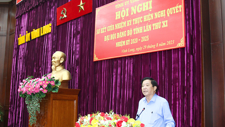 Bí thư Tỉnh ủy Vĩnh Long Bùi Văn Nghiêm phát biểu tại hội nghị.