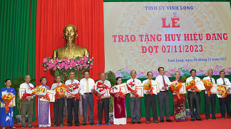 Lãnh đạo tỉnh Vĩnh Long trao Huy hiệu Đảng cho các vị cao niên tuổi đảng. Lãnh đạo tỉnh Vĩnh Long trao Huy hiệu Đảng cho các vị cao niên tuổi đảng.
