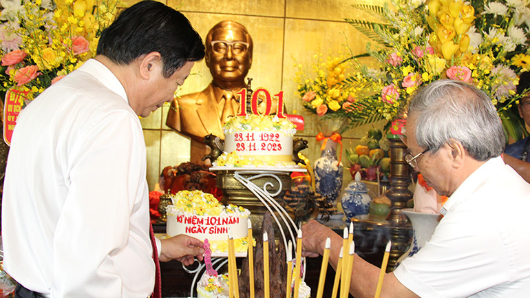 Dâng hương kỷ niệm 101 năm Ngày sinh Thủ tướng Võ Văn Kiệt ảnh 2