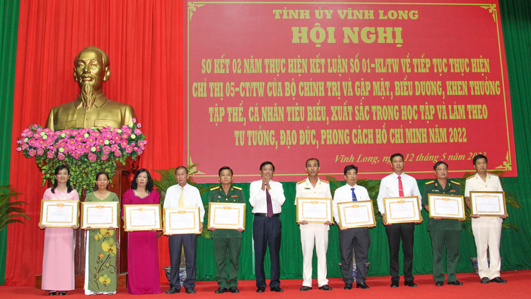 Chi bộ ấp Mỹ Phú được tuyên dương điển hình tiên tiến làm theo Bác ngày 12/5/2023. Chi bộ ấp Mỹ Phú được tuyên dương điển hình tiên tiến làm theo Bác ngày 12/5/2023.