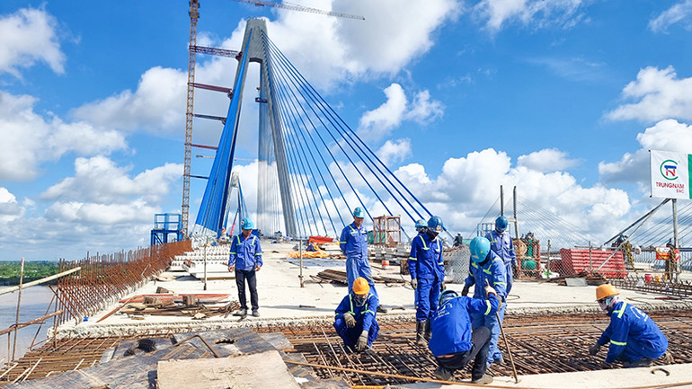 Các công nhân đang khẩn trương làm việc trên công trường.