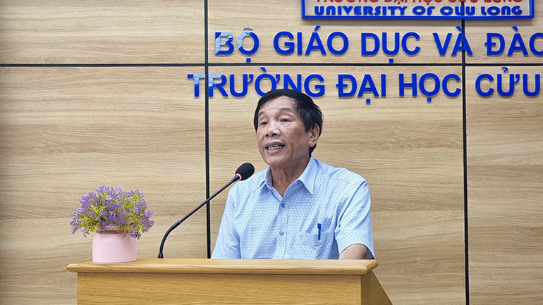 Tổng Biên tập Báo Văn Nghệ Khuất Quang Thụy phát biểu tại buổi gặp mặt.