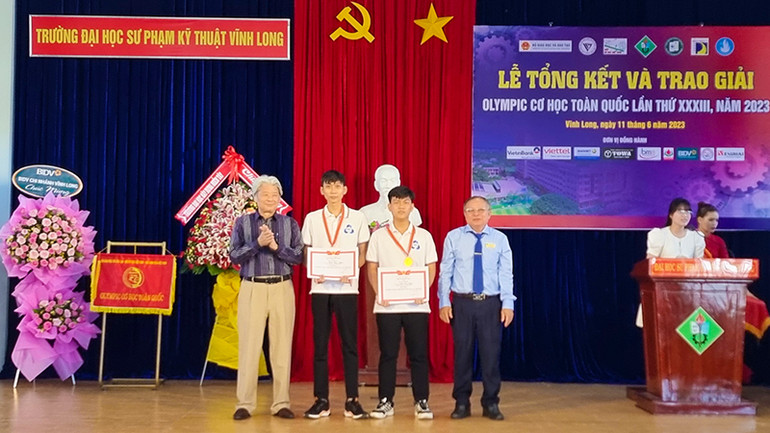 Ban tổ chức trao bằng khen cho 2 thí sinh đạt giải nhất.