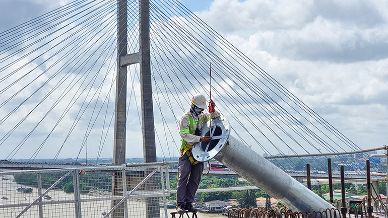 Các kỹ sư đang điều chỉnh ống đặt dây văng cầu Mỹ Thuận 2.