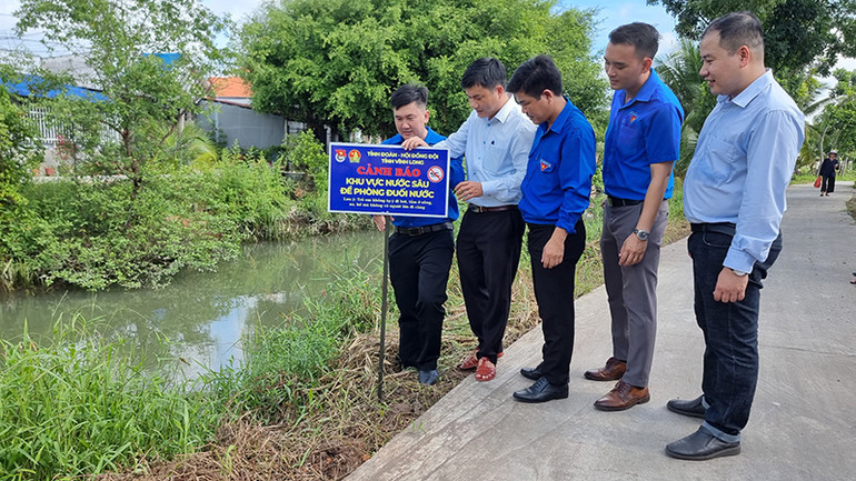 Cắm biển cảnh báo “Khu vực nước sâu nguy hiểm”.