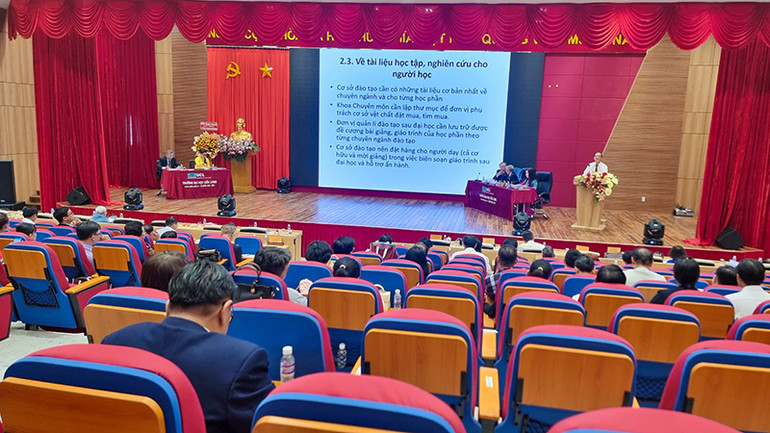 Quang cảnh Hội thảo “Giải pháp nâng cao chất lượng đào tạo sau đại học trường Đại học Cửu Long”.