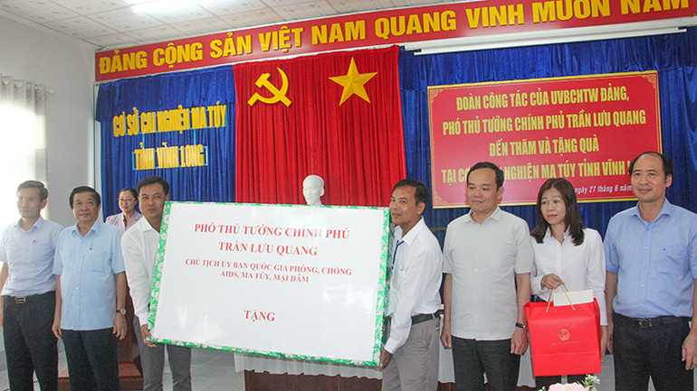 Phó Thủ tướng Trần Lưu Quang tặng quà cho Cơ sở cai nghiện ma túy tỉnh Vĩnh Long.
