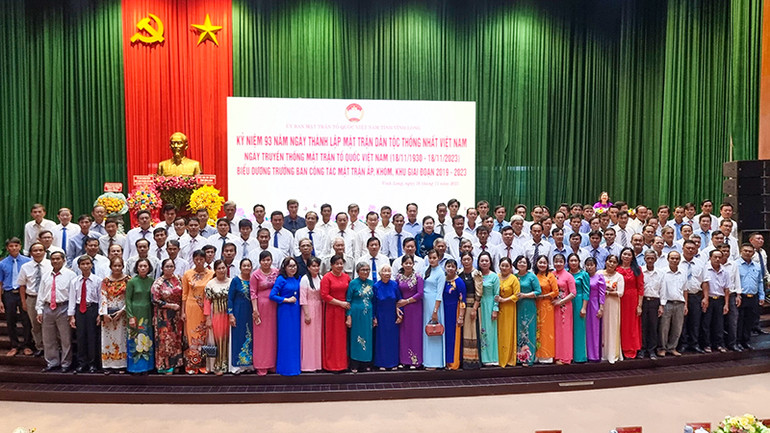 Cán bộ mặt trận được tuyên dương chụp hình lưu niệm với lãnh đạo tỉnh và Trung ương. Cán bộ mặt trận được tuyên dương chụp hình lưu niệm với lãnh đạo tỉnh và Trung ương.