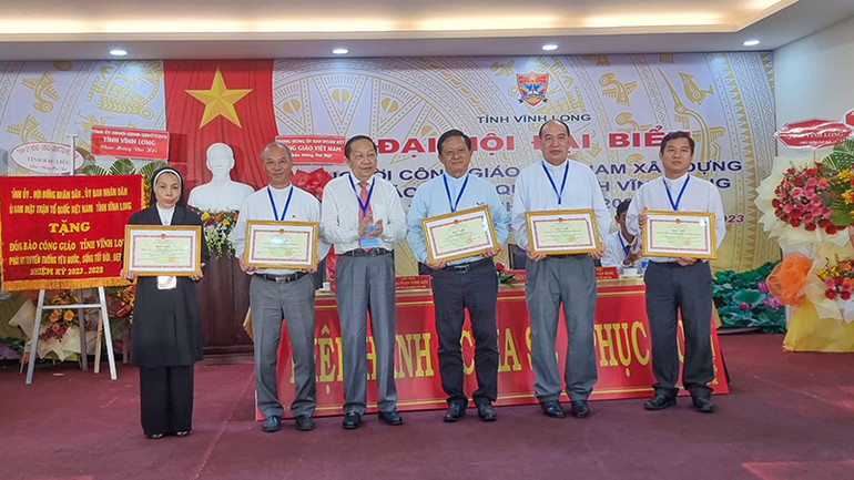 Các tập thể và cá nhân được Ủy ban nhân dân tỉnh Vĩnh Long tặng Bằng khen.