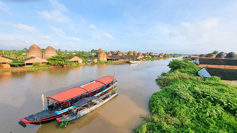 Khung cảnh rất thơ mộng tại làng Di sản đương đại huyện Mang Thít hứa hẹn sẽ là điểm du lịch lý tưởng đối với du khách.