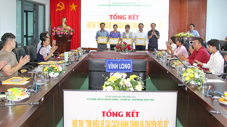 Ban tổ chức trao giải cho những tập thể đạt giải.