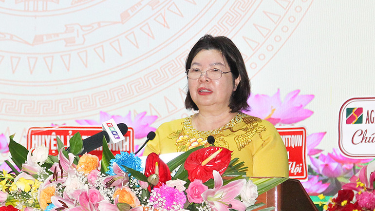 Phó Chủ tịch Ban Chấp hành Trung ương Hội Nông dân Việt Nam Cao Xuân Thu Vân phát biểu chỉ đạo tại Đại hội.