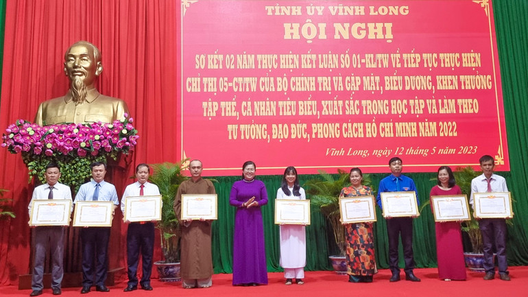 Trao Bằng khen cho những cá nhân điển hình tiên tiến làm theo lời Bác.