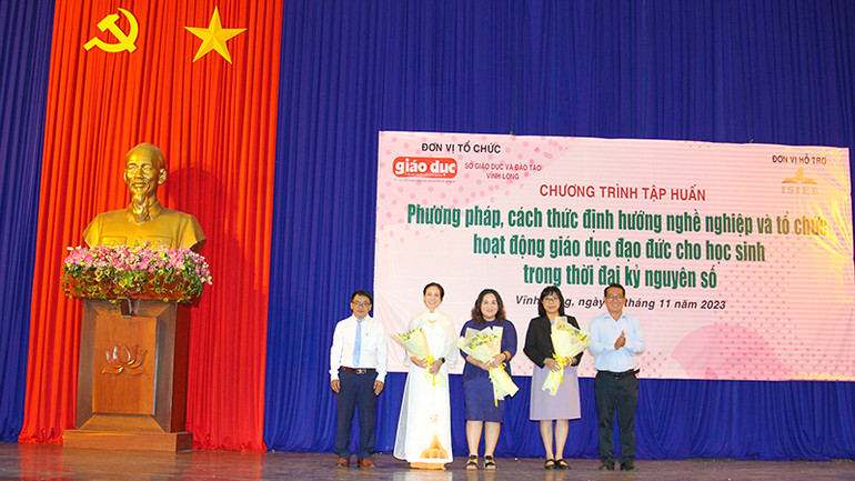 Trao tặng hoa cho các đơn vị tham gia chương trình tập huấn.