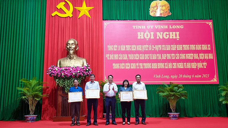Chủ tịch Ủy ban nhân dân tỉnh Vĩnh Long Lữ Quang Ngời trao Bằng khen cho những tập thể có thành tích xuất sắc trong 10 năm thực hiện Nghị quyết số 29-NQ/TW của Ban chấp hành Trung ương Đảng khóa XI.