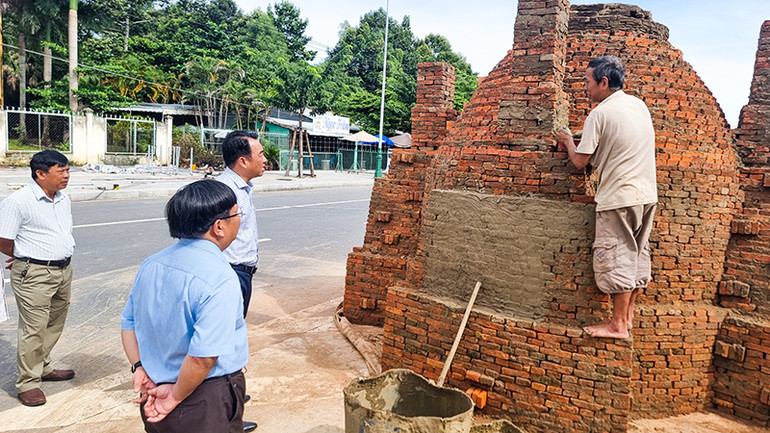 Chủ tịch Ủy ban nhân dân tỉnh Vĩnh Long Lữ Quang Ngời kiểm tra tiến độ thực hiện Con đường nghệ thuật gốm đỏ Vĩnh Long vào sáng 6/9.