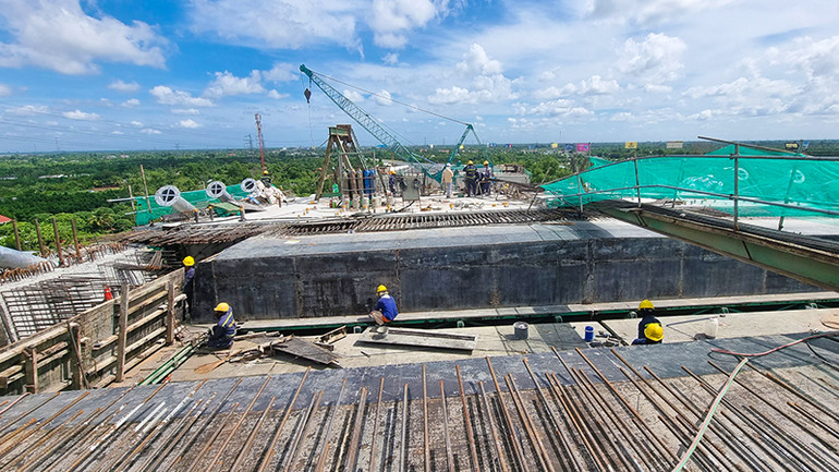 Các kỹ sư và công nhân đang dồn sức cho công việc chuẩn bị nối nhịp long biên phía bờ Tiền Giang.