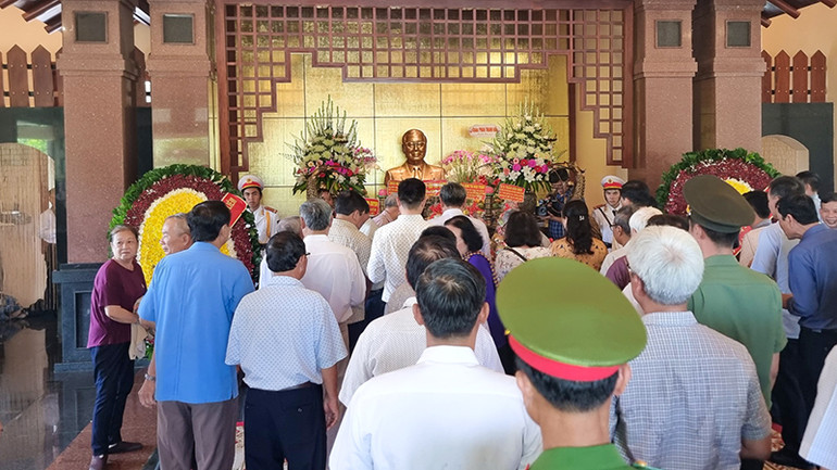 Đại biểu dâng hương tưởng niệm 15 năm ngày mất Thủ tướng Chính phủ Võ Văn Kiệt tại Khu lưu niệm ở huyện Vũng Liêm, tỉnh Vĩnh Long.