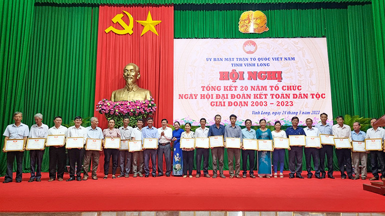 Ủy ban Mặt trận Tổ quốc Việt Nam tỉnh Vĩnh Long trao Bằng khen cho các tập thể có thành tích xuất sắc trong công tác tổ chức Ngày hội Đại đoàn kết dân tộc, giai đoạn 2003-2023.