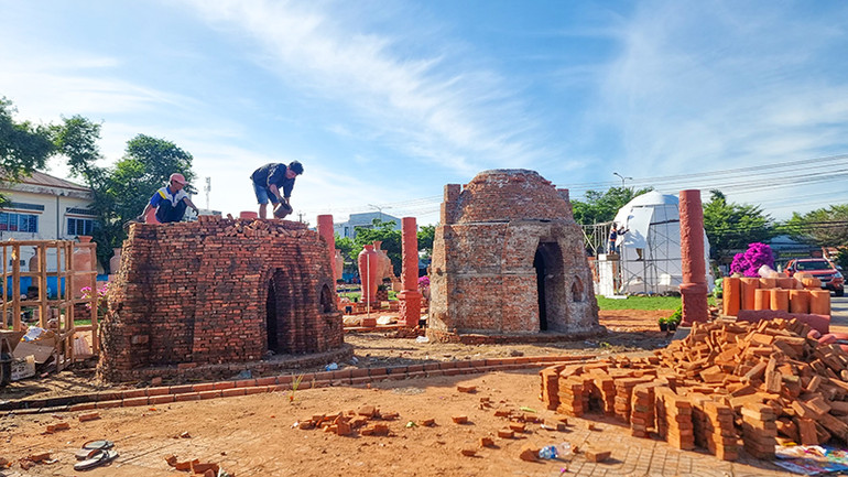 Những chiếc lò nung được xây dựng trong công viên.