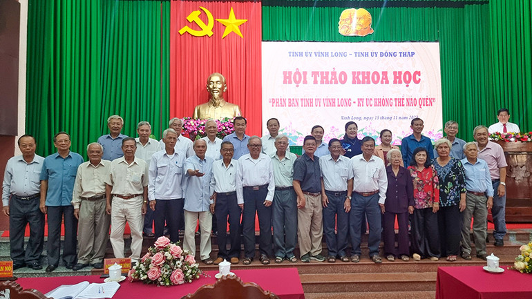 Những đồng chí đã từng tham gia Phân ban Tỉnh uỷ Vĩnh Long chụp hình lưu niệm cùng với lãnh đạo 2 tỉnh Vĩnh Long và Đồng Tháp tại Hội thảo.