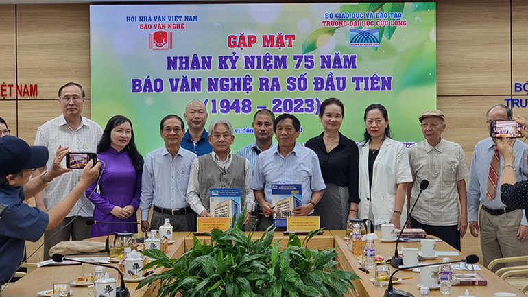 Báo Văn nghệ và Trường Đại học Cửu Long ký kết hợp tác về văn hoá văn nghệ trong thời gian tới.