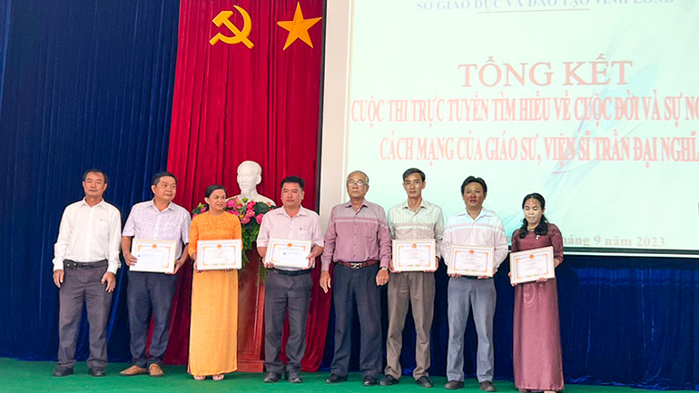 Ban tổ chức trao giải cuộc thi trực tuyến tìm hiểu về cuộc đời và sự nghiệp cách mạng của Giáo sư, Viện sĩ Trần Đại Nghĩa.