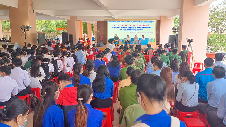 Đông đảo học sinh, sinh viên tham dự buổi nói chuyện chuyên đề về Giáo sư, Viện sĩ Trần Đại Nghĩa.