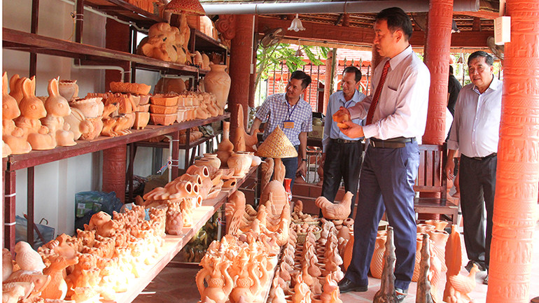 Không gian trưng bày quà lưu niệm làm từ gốm đỏ tại nhà gốm Tư Buôi