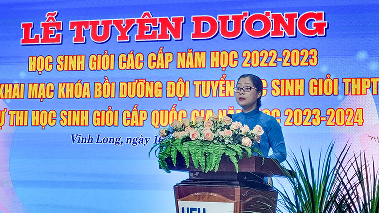 Phó Chủ tịch Ủy ban nhân dân tỉnh Vĩnh Long Nguyễn Thị Quyên Thanh phát biểu tại lễ tuyên dương. Phó Chủ tịch Ủy ban nhân dân tỉnh Vĩnh Long Nguyễn Thị Quyên Thanh phát biểu tại lễ tuyên dương.