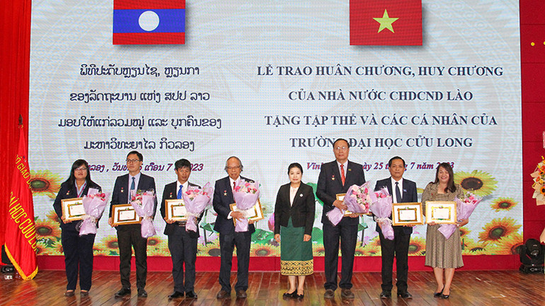 Những cá nhân đón nhận Huy chương Hữu Nghị của Lào.