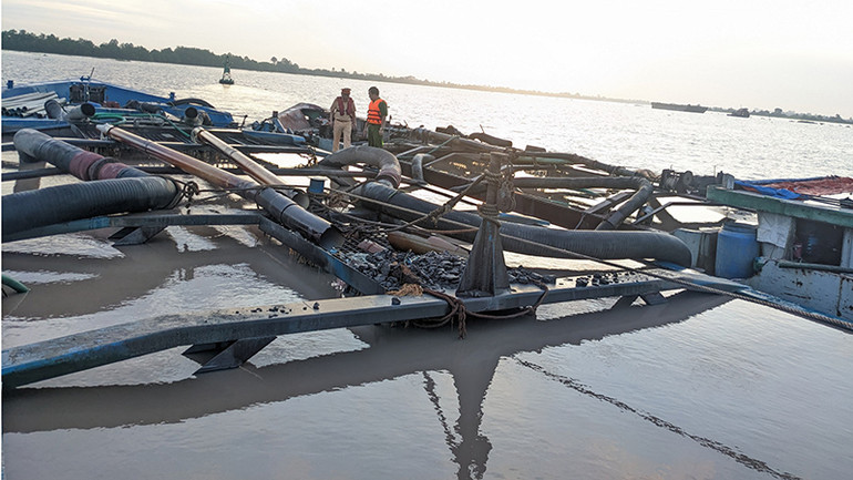 Nhiều phương tiện chở đầy cát do khai thác và vận chuyển trái phép.