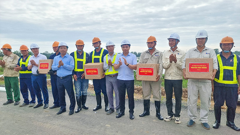 Bộ trưởng Nguyễn Văn Thắng tặng quà cho các công nhân, kỹ sư trên công trường.