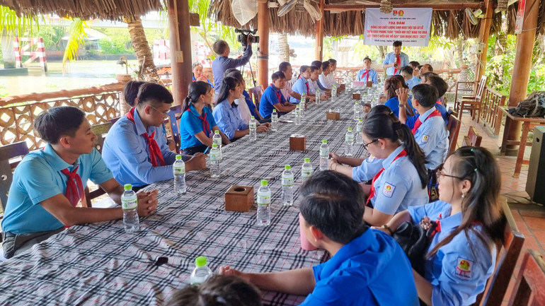 Quang cảnh buổi toạ đàm.