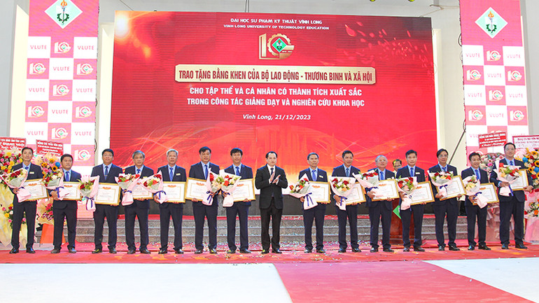 Nhiều tập thể và cá nhân của Trường đại học Sư phạm Kỹ thuật Vĩnh Long được tuyên dương, khen thưởng.