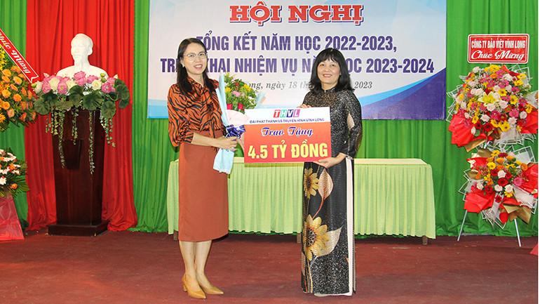 Nhiều nhà tài trợ đóng góp cho ngành giáo dục trong năm học mới hơn 10,8 tỷ đồng.