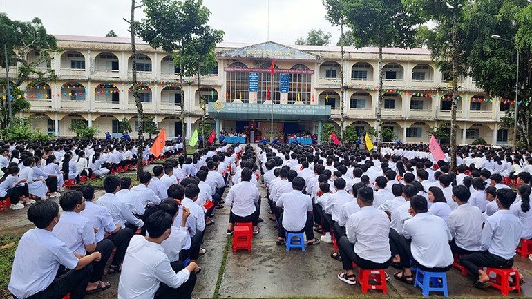 Quang cảnh học sinh Trường trung học phổ thông Mang Thít ngày khai giảng năm học mới. (Ảnh: Bá Dũng)