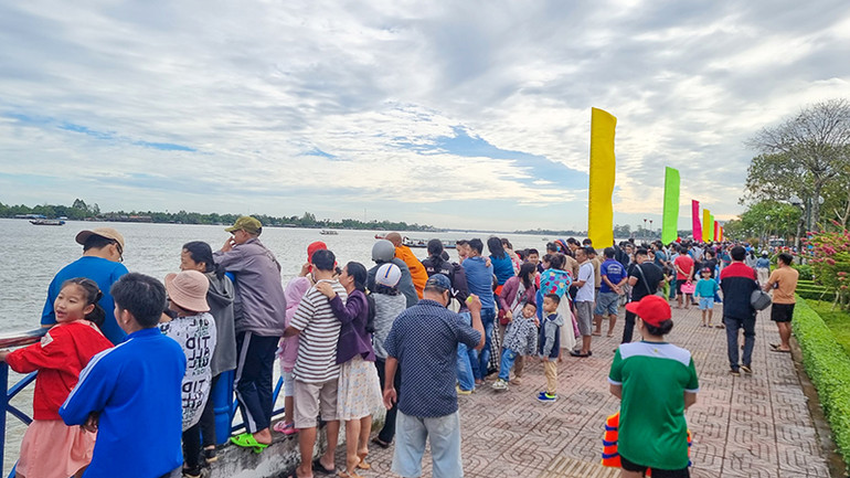 Đông đảo người dân đến tham quan.