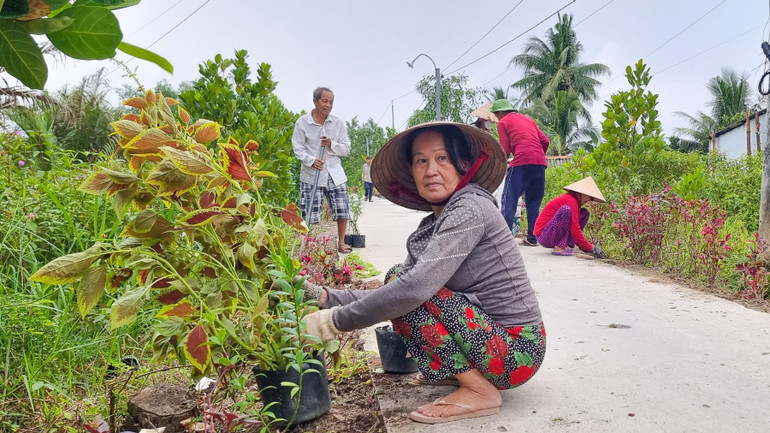 Nhiều người đã lớn tuổi nhưng vẫn hăng hái tham gia các phong trào ở Chi bộ ấp. Nhiều người đã lớn tuổi nhưng vẫn hăng hái tham gia các phong trào ở Chi bộ ấp.