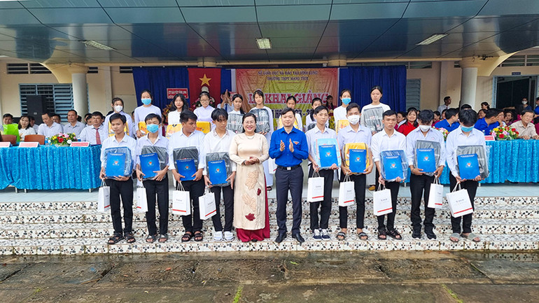 Tặng quà cho học sinh vượt khó học giỏi của Trường trung học phổ thông Mang Thít. (Ảnh: Bá Dũng)