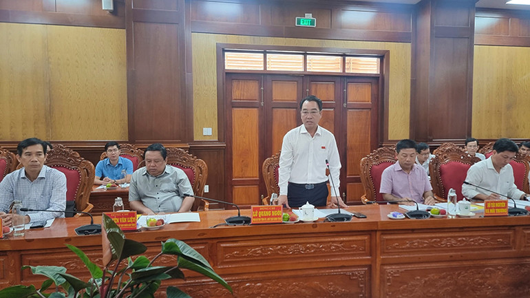 Chủ tịch Ủy ban nhân dân tỉnh Vĩnh Long Lữ Quang Ngời thông tin với đoàn công tác.